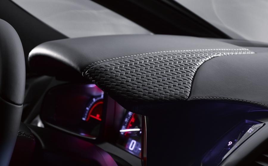 Детали интерьера DS 5 Commande Speciale 2016 года  (фото 5 из 10)